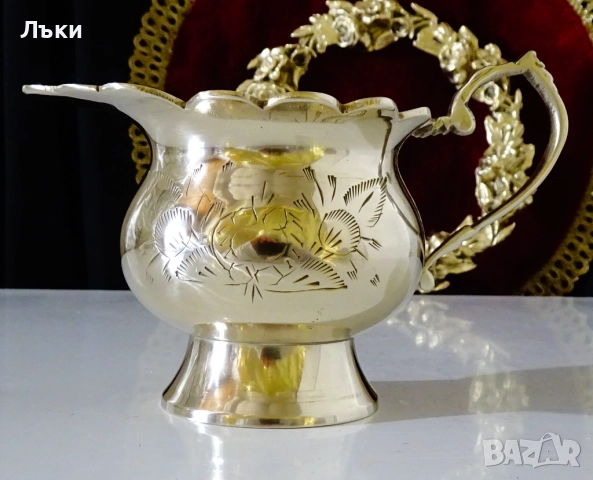 Викторианска бронзова кана,каничка,гравирана. 