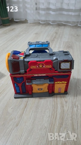 Това е детска играчка тип куфарче, която се трансформира в пожарна станция 2в1 , снимка 4 - Други - 53989263