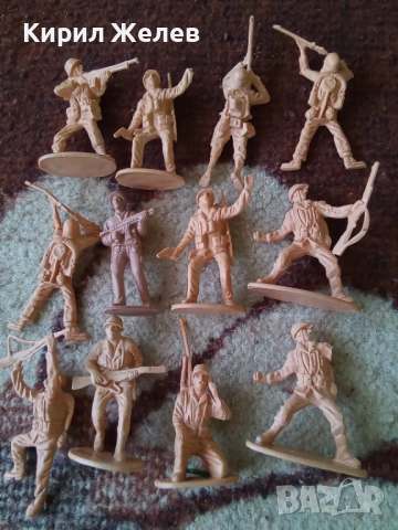 Войници пластмасови 12 броя 51731, снимка 2 - Колекции - 52105274