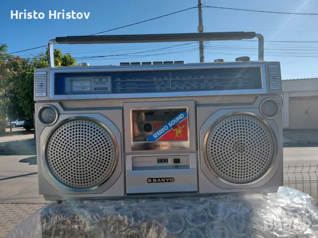 Предлагам едно красиво Ретро Бижу (SANYO M9924LU ) 