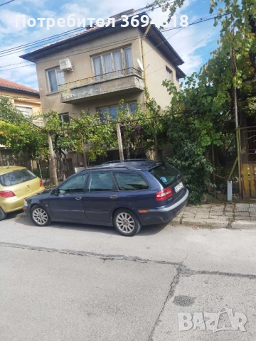 Продава етаж от къща със сутеренна част и голям двор