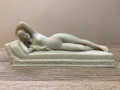 Мраморна статуетка „Гола жена на кушетка“, снимка 1