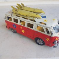 ОРИГИНАЛНА КУЛТОВА ЛАМАРИНЕНА играчка VW Калифорния хипарски 1970те год. бус със СЪРФОВЕ, снимка 3 - Други ценни предмети - 42065290