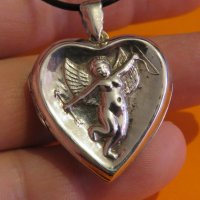 старинна сребърна муска, отварящо се сърце и ангелче,херувим - кутийка с тайник, накит, амулет, снимка 1 - Колиета, медальони, синджири - 37536766