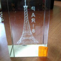 Стъклена айфелова кула в паралепипед