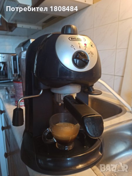 Кафе машина Делонги с ръкохватка с крема диск, работи отлично и прави хубаво кафе с каймак , снимка 1