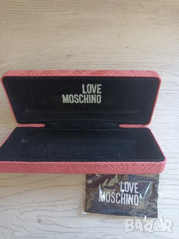 Оригинални слънчеви очила Prada,Love Moschino калъфи, снимка 2 - Слънчеви и диоптрични очила - 51326448