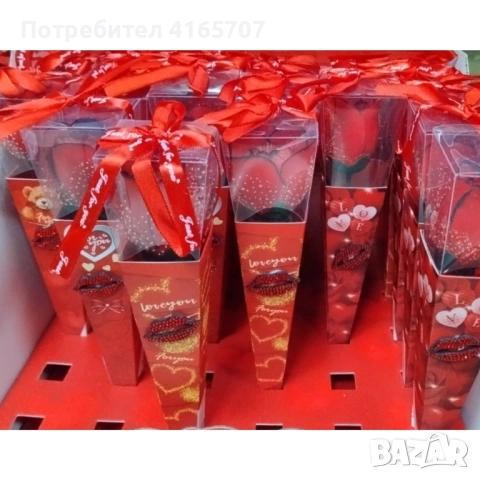 Романтичен букет с червени рози и декоративна лента – перфектен подарък за всека специален повод