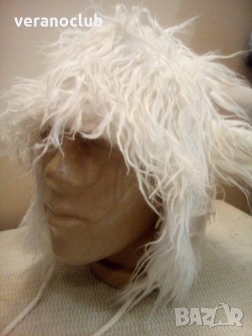 Бяла зимна шапка с рога