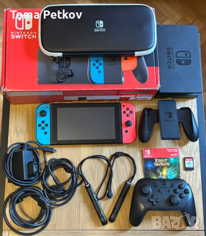 Конзола Nintendo Swiitch-Red i Blue+ Nintendo Switch Pro Controller.