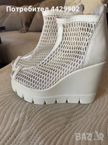 Обувките са много леки и удобни