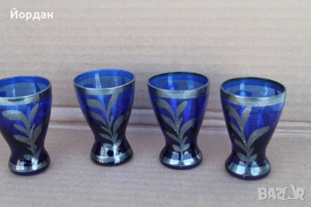 Стъклени чаши със сребърна украса