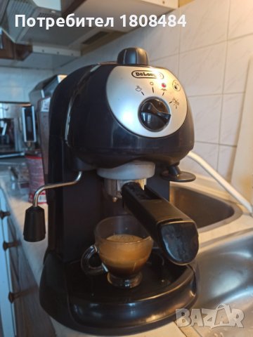 Кафе машина Делонги с ръкохватка с крема диск, работи отлично и прави хубаво кафе с каймак , снимка 1 - Кафемашини - 38954314