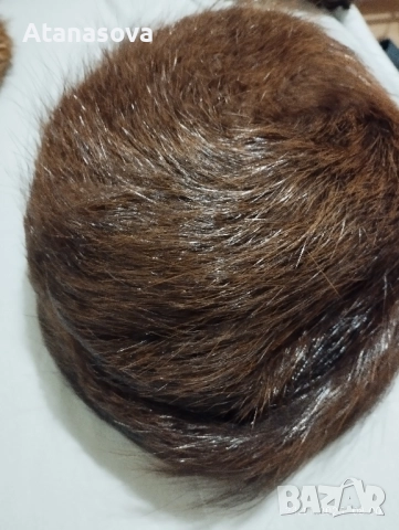 Продавам шапка от естествена кожа с яка
