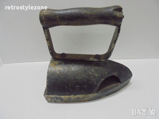 № 8565 Стара чугунена ютия с вътрешна нагревателна плоча   