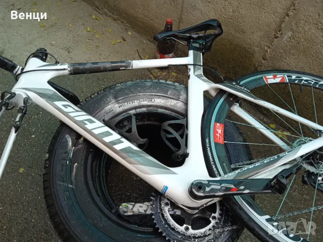 Лепене и възстановяване на счупени карбонови рамки, вилки и т.н. на велосипеди. 