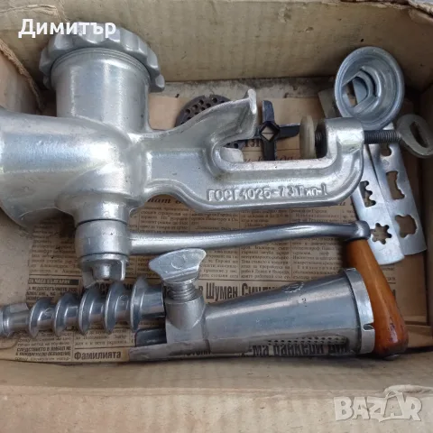 Пълен соц комплект: Руска ръчна месомелачка (ГОСТ 4025-73) + приставка за домати и 2 решетки, снимка 3 - Месомелачки - 55720484