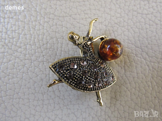 Брошка-балерина от първокласен балтийски кехлибар