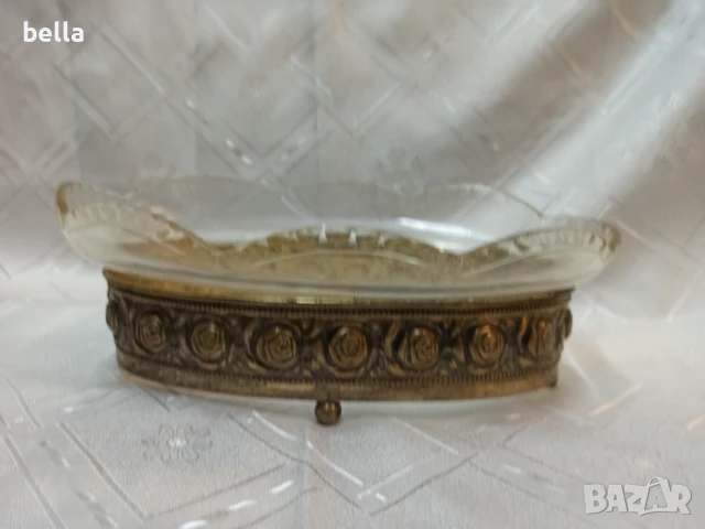 Стара посребрена жардениера с красиви цветя 