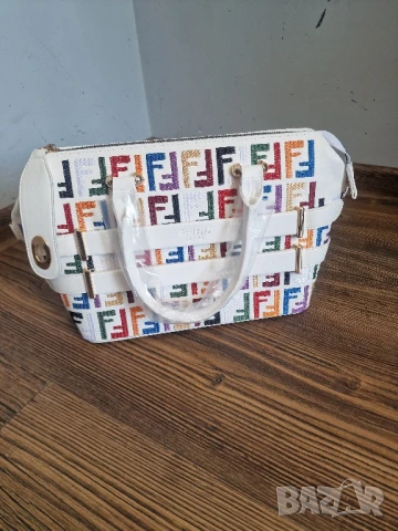 Страхотна дамска чанта FENDI, снимка 7 - Чанти - 51360984