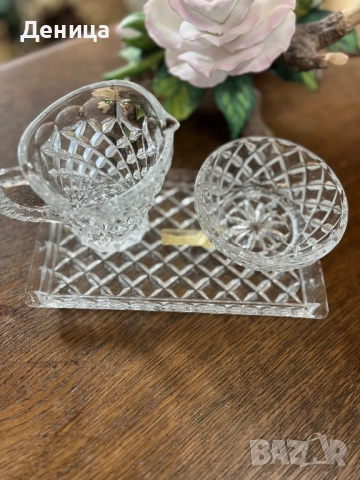 Бохемски  кристален сервиз .  Включва кана за сметана/ мляко, захарница и поднос. Отличителен диаман