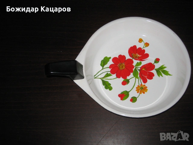 Не ползван, емайлиран омлетен тиган.Произведен в Н.Р.Б. Цена - 15 евро. Пращам по куриер., снимка 2 - Съдове за готвене - 54187292