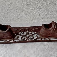 Викториански предмет за чистене на обувки  или др. с 2 обувки, снимка 1 - Антикварни и старинни предмети - 40044846