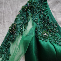 Зелена сатенена рокля с камъни и мъниста , снимка 3 - Рокли - 44735303