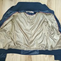 Дамско яке BERSHKA, size M, леко лъскаво, тъмно синьо, много запазено, снимка 2 - Якета - 12949437