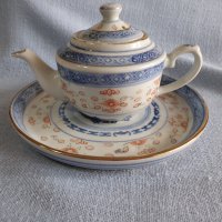 Миниатюрен порцеланов  чайник с поднос, снимка 2 - Други ценни предмети - 35305653