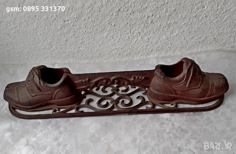 Викториански предмет за чистене на обувки  или др. с 2 обувки, снимка 1