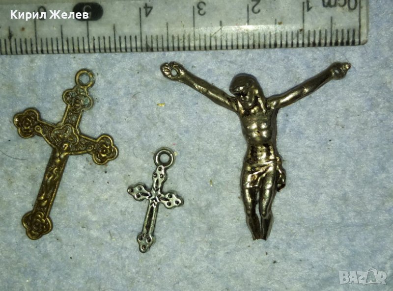 ЛОТ ТРИ СТАРИ МЕТАЛНИ КРЪСТЧЕТА РАЗПЯТИЕ 39223, снимка 1