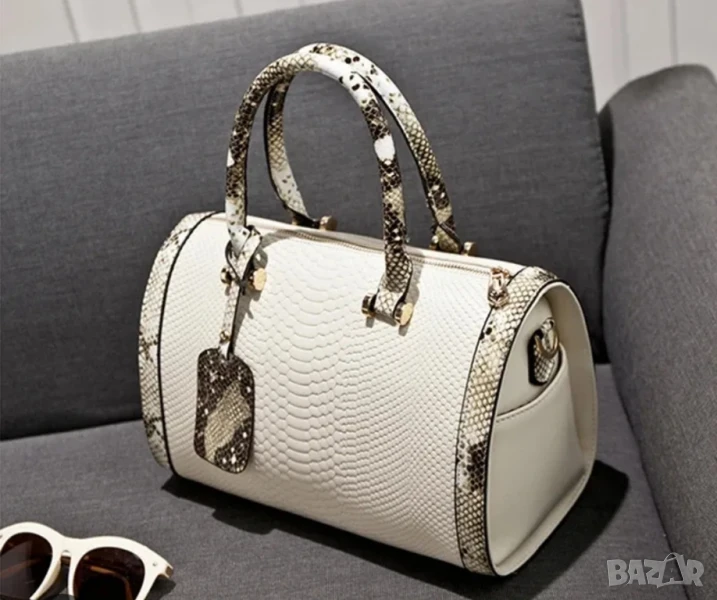 Дамска чанта с декорация от бяла змийска кожа, снимка 1