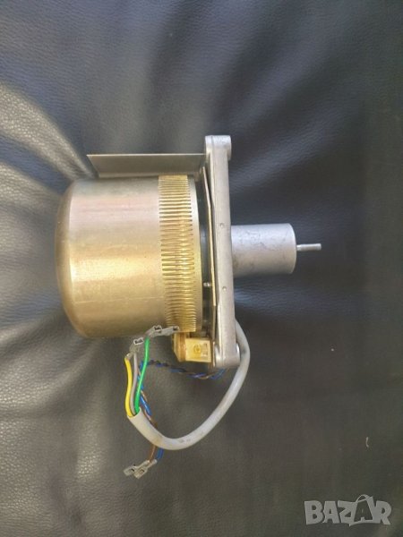 Capstan мотор за ролков магнетофон Revox A77 9.5 и 19 оборота. С датчик за оборотите., снимка 1
