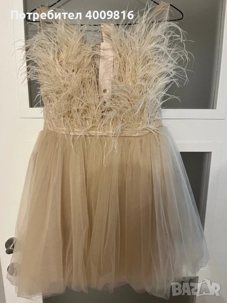 Елегантна рокля без ръкави и със пера в областта на деколтето. Марка Junona, снимка 1