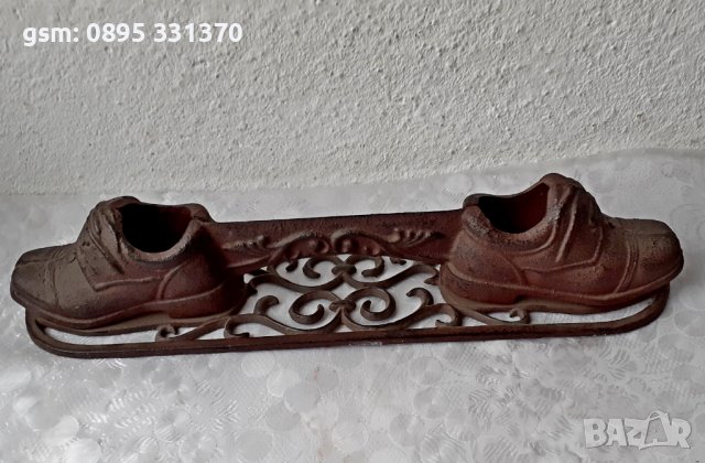 Викториански предмет за чистене на обувки  или др. с 2 обувки