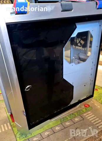 нова лимитираната компютърна кутия ASUS ROG Strix Helios Gundam Edition (GX601) , снимка 4 - Захранвания и кутии - 56215380