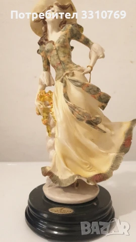 Прекрасна голяма порцеланова статуетка на дама.