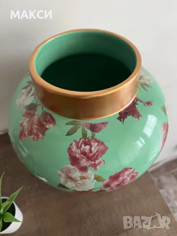 Разкошна тумбеста ваза с дебел златист кант в зелено с красиви цветя, снимка 3 - Вази - 50068401
