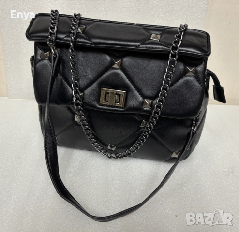 Дамска чанта - черна с капси