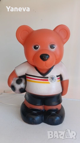 Футболен талисман, винтидж лампа от 70-те години с формата на мече в екипа на германския отбор , снимка 2 - Образователни игри - 54150774