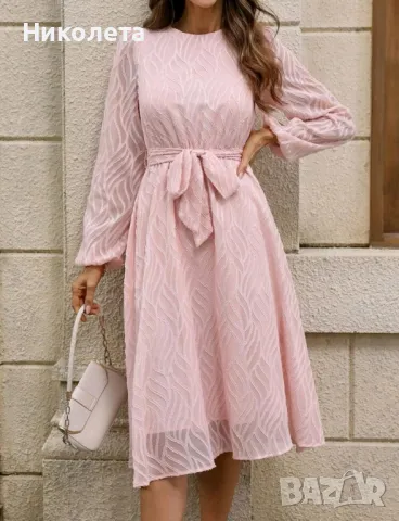 Разкроена рокля с ръкави