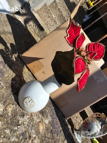 Бяла керамична ваза с релефен медальон – Ретро стил