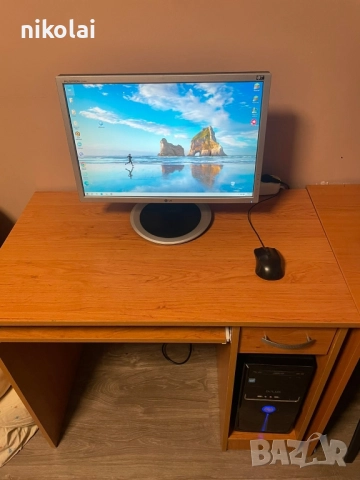 Компютър монитор и бюро 