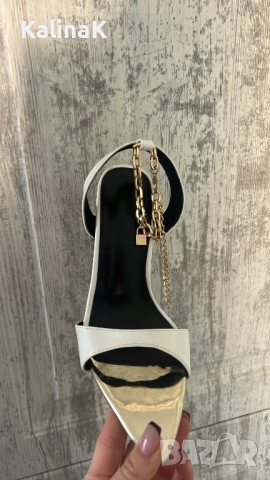 Бели сандали на висок ток, снимка 3 - Дамски обувки на ток - 44818579