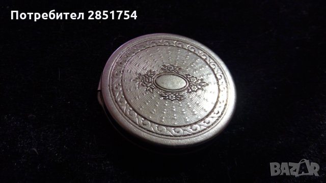 Старинна пудриера с огледалце и с оригиналния си апликатор, снимка 3 - Антикварни и старинни предмети - 31599725