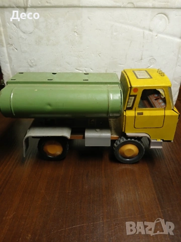 Стара руска играчка ламаринен камион.