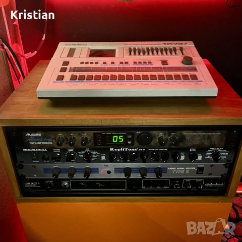 Вокално инструментален ефект процесор ALESIS MICROVERB 4, снимка 3 - Ресийвъри, усилватели, смесителни пултове - 53932788