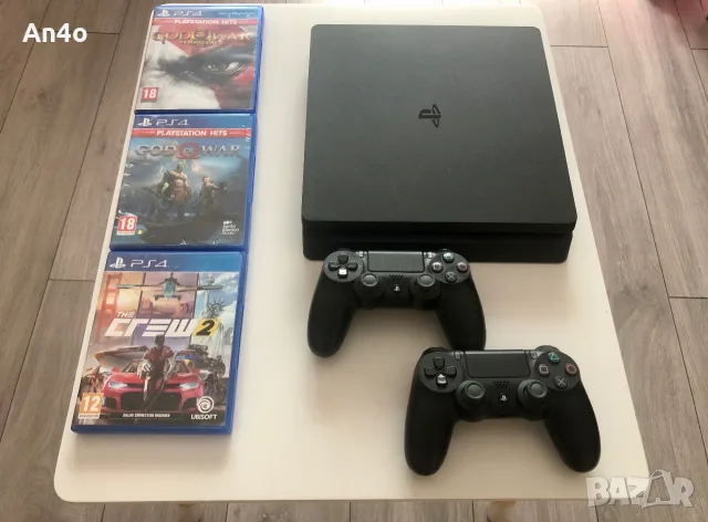Playstation 4 с два джойстик и 3 диска с игри PS4 God Of War The crew 2