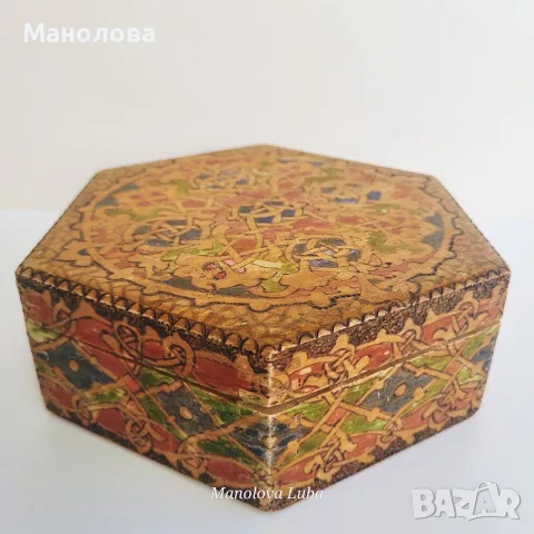 Шестоъгълна дървена кутия, пирографирана и оцветена, 1936/37 г., снимка 3 - Антикварни и старинни предмети - 55974984
